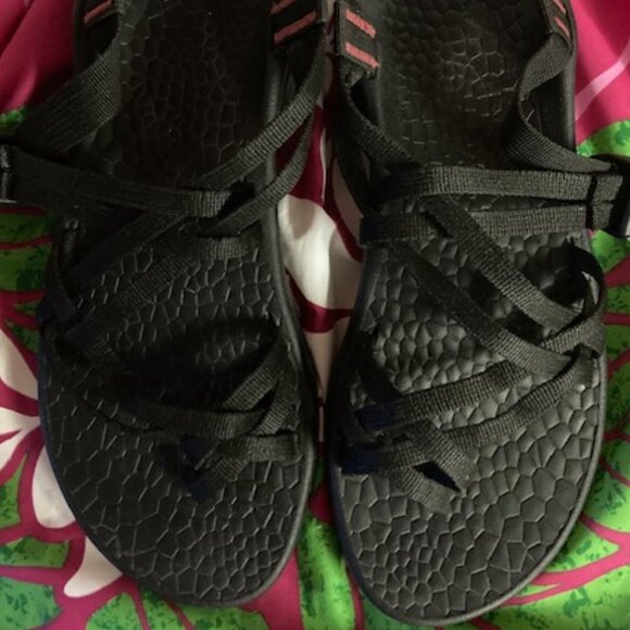 CHACO SLIP IN SANDALS BLACK STRAPPY EXCELLENT CONDITION HAPPY FEET GOOD ALOHA 6M - Picture 1 of 14